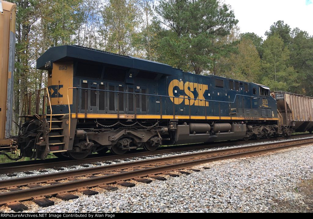 CSX 893 pushes midtrain